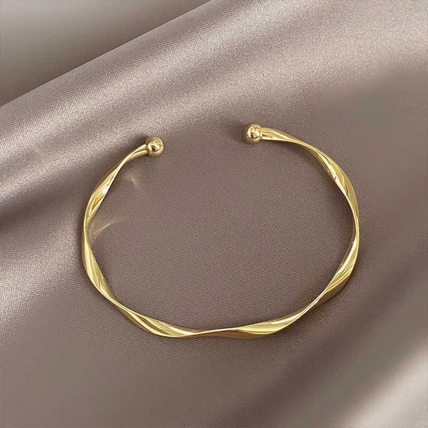 2021 new fashion twisted metal cuff bracelets for women korean simple jewelry gothic girls versatile classic accessories, Golden;silver
2021 new fashion twisted metal cuff bracelets for women korean simple jewelry gothic girls versatile classic accessories, Golden;silver