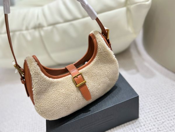 cross body women le fermoir underarm hobo bag shearling fur designer shoulder handbag magnetic buckle closure flap 22ss shopping purse half
cross body women le fermoir underarm hobo bag shearling fur designer shoulder handbag magnetic buckle closure flap 22ss shopping purse half