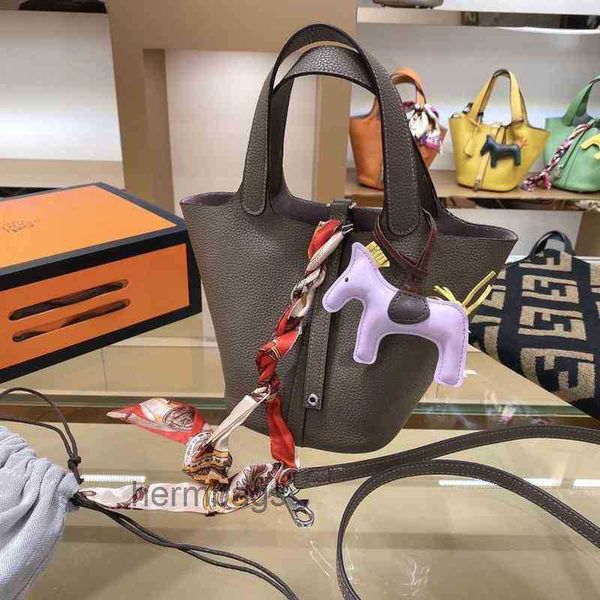 h lock bag evening cowhide lock h designer herbag bags handbags 2022 portable picotin litchi bucket handbag i55i k529 trsl
h lock bag evening cowhide lock h designer herbag bags handbags 2022 portable picotin litchi bucket handbag i55i k529 trsl
