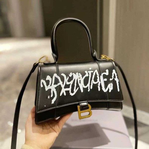 designer balenciga handbags hourglas bags premium 2022 new home b letter buckle graffiti hourglas leather womens portable one shoulder mes h
designer balenciga handbags hourglas bags premium 2022 new home b letter buckle graffiti hourglas leather womens portable one shoulder mes h
