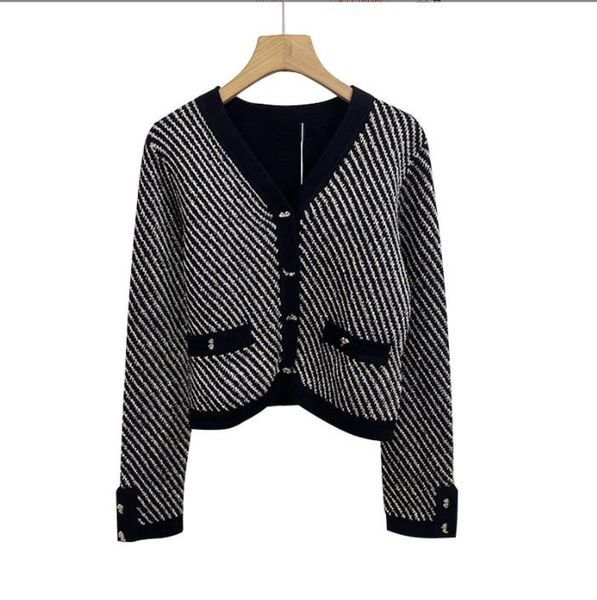 1112 2022 autumn womens sweater long sleeve cardigan black v neck fashion striped clothes xue, White;black
1112 2022 autumn womens sweater long sleeve cardigan black v neck fashion striped clothes xue, White;black