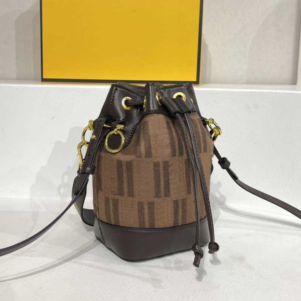 handbag designer bagsmall drawstring bucket bag baguette crossbody handbag fashion letter prints shoulder bags lady messenger package flanne
handbag designer bagsmall drawstring bucket bag baguette crossbody handbag fashion letter prints shoulder bags lady messenger package flanne