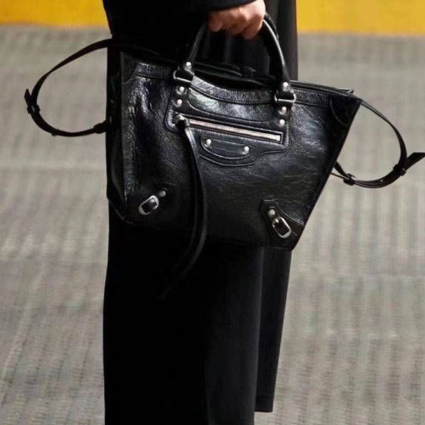new neo ciassic series tote bag motorcycle bagss old silver hardware logo embossed oil wax leather totes shopping bag one shoulder oblique s
new neo ciassic series tote bag motorcycle bagss old silver hardware logo embossed oil wax leather totes shopping bag one shoulder oblique s