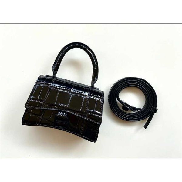 single luxury fashion handbag messenger shoulder mouth red envelope b home leather women's bag crocodiless pattern b-button hourglass m
single luxury fashion handbag messenger shoulder mouth red envelope b home leather women's bag crocodiless pattern b-button hourglass m
