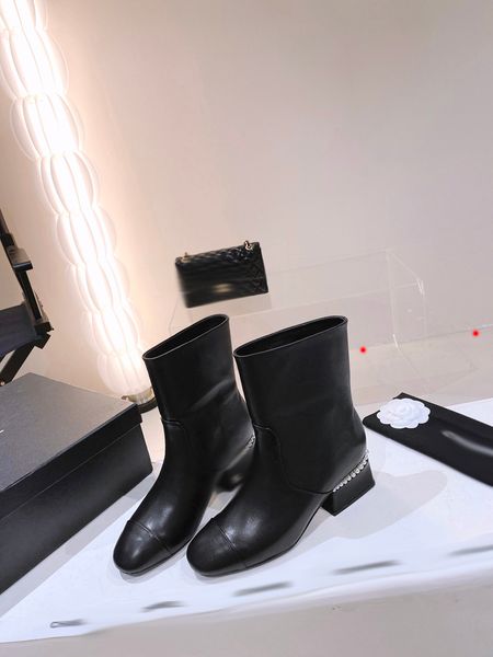 2023 women shoes designer boots desert boot flamingos love arrow real leather medal coarse non-slip winter shoe size eu35-40 -l088, Black
2023 women shoes designer boots desert boot flamingos love arrow real leather medal coarse non-slip winter shoe size eu35-40 -l088, Black