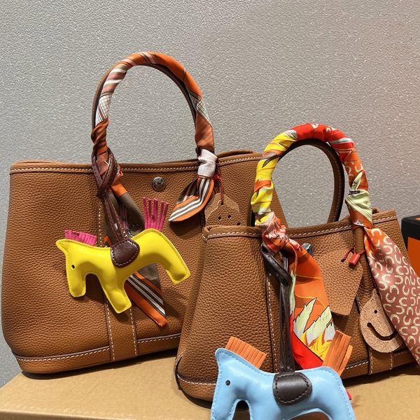 garden bag women handbag purse large capacity tote bags grain genuine leather hasp interior zip pocket ribbon decoration lady shoulder clutc
garden bag women handbag purse large capacity tote bags grain genuine leather hasp interior zip pocket ribbon decoration lady shoulder clutc