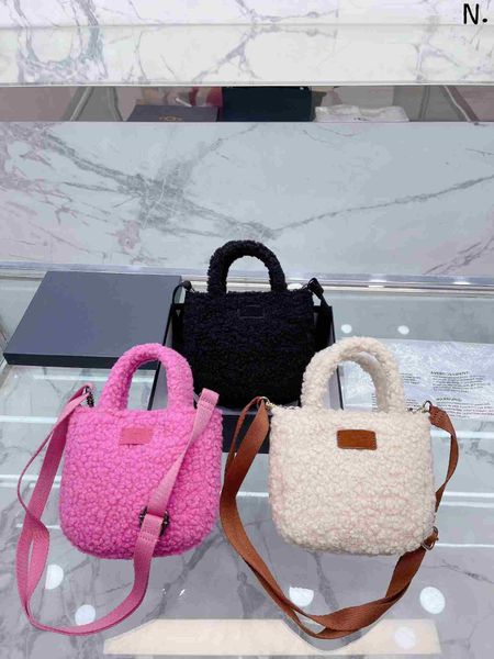 2022 new women's one shoulder crossbody handbag large capacity fashion trend simple atmosphere lamb wool bag casual versatility, Black;red
2022 new women's one shoulder crossbody handbag large capacity fashion trend simple atmosphere lamb wool bag casual versatility, Black;red