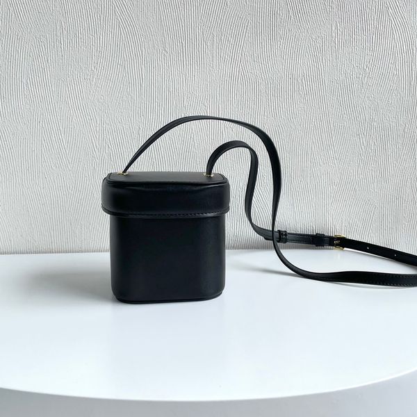 luxury shoulder bag retro solid leather designer ladies new makeup fashion joker multifunctional large-capacity messenger bag
luxury shoulder bag retro solid leather designer ladies new makeup fashion joker multifunctional large-capacity messenger bag