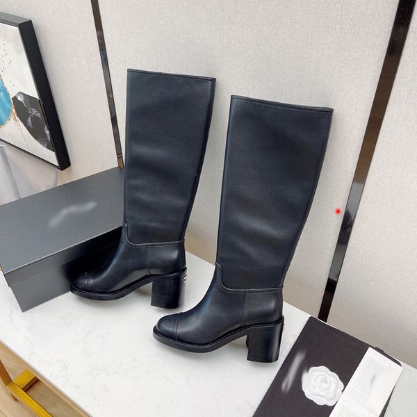 2023 women shoes designer boots desert boot flamingos love arrow real leather medal coarse non-slip winter shoe size eu35-40 -l064, Black
2023 women shoes designer boots desert boot flamingos love arrow real leather medal coarse non-slip winter shoe size eu35-40 -l064, Black