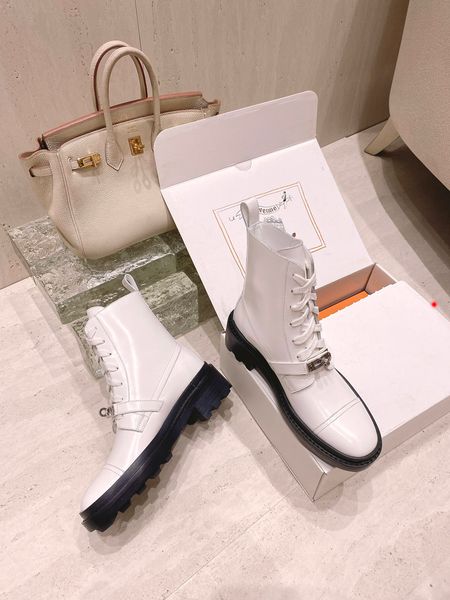 2023 women shoes designer boots desert boot flamingos love arrow real leather medal coarse non-slip winter shoe size eu35-40 -l063, Black
2023 women shoes designer boots desert boot flamingos love arrow real leather medal coarse non-slip winter shoe size eu35-40 -l063, Black