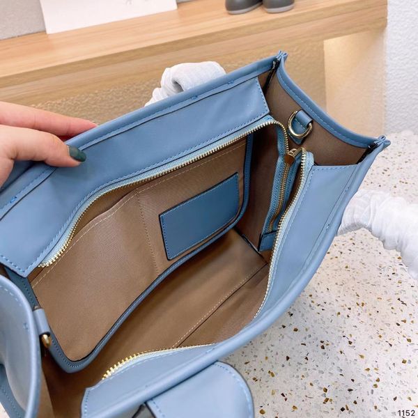 luxury designer tote bags large capacity women handbag leather shoulder fashion style women's boutique bag exquisite color matching
luxury designer tote bags large capacity women handbag leather shoulder fashion style women's boutique bag exquisite color matching
