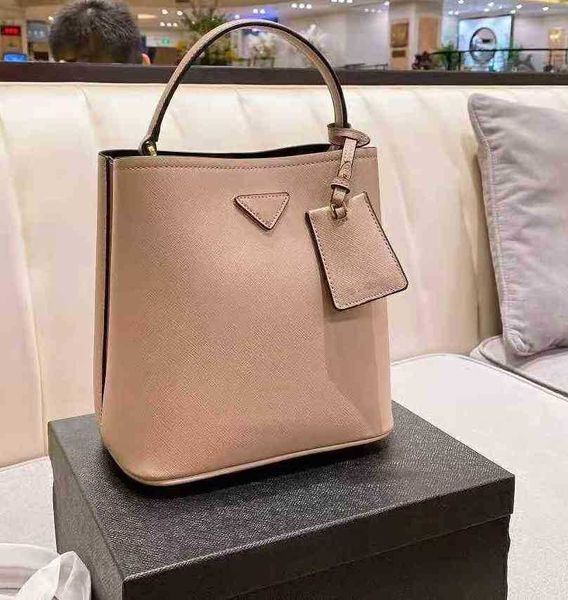 luxury brand shoulder bag fashion designer bucket bag women's large capacity messenger leather simple exquisite crossbody bag
luxury brand shoulder bag fashion designer bucket bag women's large capacity messenger leather simple exquisite crossbody bag