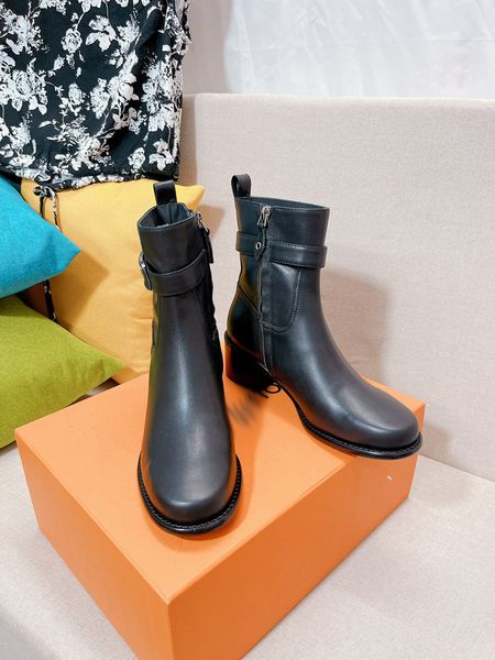2023 women shoes designer boots desert boot flamingos love arrow real leather medal coarse non-slip winter shoe size eu35-40 -l059, Black
2023 women shoes designer boots desert boot flamingos love arrow real leather medal coarse non-slip winter shoe size eu35-40 -l059, Black