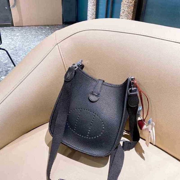 herme bag evelyn luxury paris brand bucket designer handbags women luxurys solid color blue soft handle open pocket magnetic buckle lb1a
herme bag evelyn luxury paris brand bucket designer handbags women luxurys solid color blue soft handle open pocket magnetic buckle lb1a
