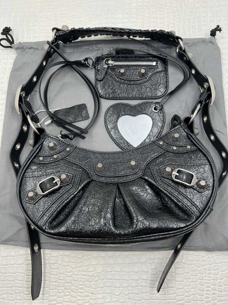 totes bags selling brand design locomotive women's burst crack leather wide shoulder strap mirror quqlity tassel messenger bag 221103
totes bags selling brand design locomotive women's burst crack leather wide shoulder strap mirror quqlity tassel messenger bag 221103