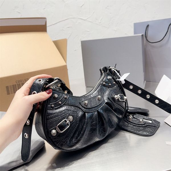 designer bag fashion messenger bag designer leather handbags womens men crossbody shoulder bag luxury le cagole motorcycle bags lady casual
designer bag fashion messenger bag designer leather handbags womens men crossbody shoulder bag luxury le cagole motorcycle bags lady casual