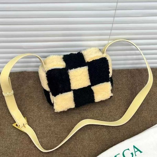 totes shoulder bags plush bag women's 2022 spring new korean fashion color contrast lattice bucket one shoulder underarm yellow
totes shoulder bags plush bag women's 2022 spring new korean fashion color contrast lattice bucket one shoulder underarm yellow
