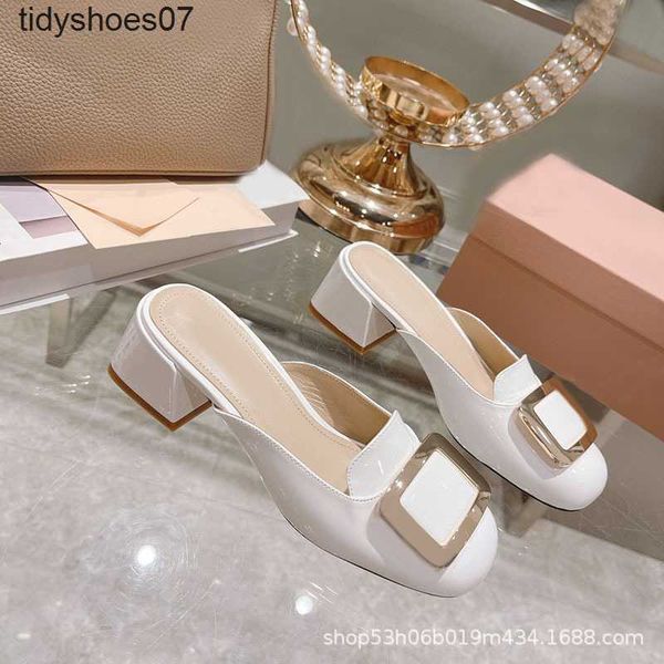 designer 2022 family miu fashionable generous and fashionable small round head baotou head back empty patent leather, Black
designer 2022 family miu fashionable generous and fashionable small round head baotou head back empty patent leather, Black