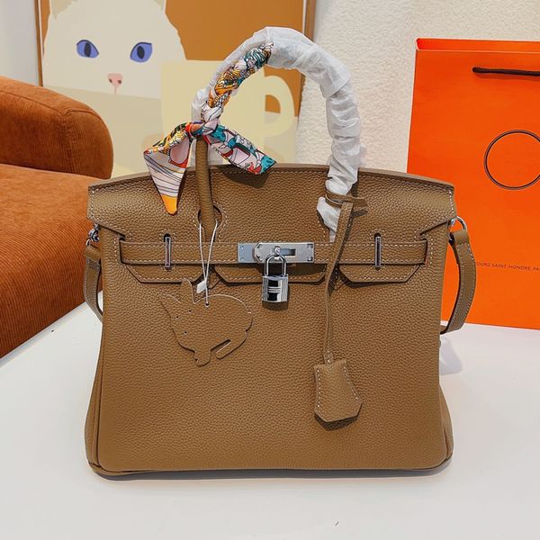 large capacity shoulder bag handbags women tote bags genuine leather silver hardware twist buckle interior zipper pocket send pony pendant r
large capacity shoulder bag handbags women tote bags genuine leather silver hardware twist buckle interior zipper pocket send pony pendant r