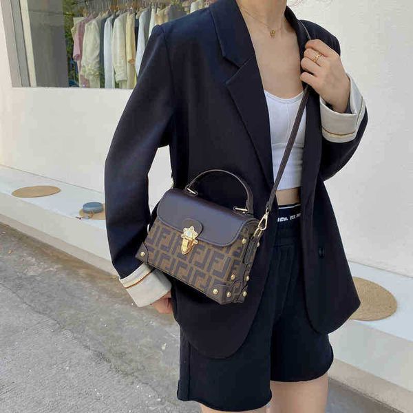 designer letter hand women's new cover lock small box bag personality crossbody box bag fashion handbags outlet
designer letter hand women's new cover lock small box bag personality crossbody box bag fashion handbags outlet