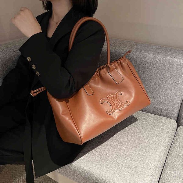 small design bag women's autumn and winter 2022 new advanced commuting shoulder fashion tote
small design bag women's autumn and winter 2022 new advanced commuting shoulder fashion tote