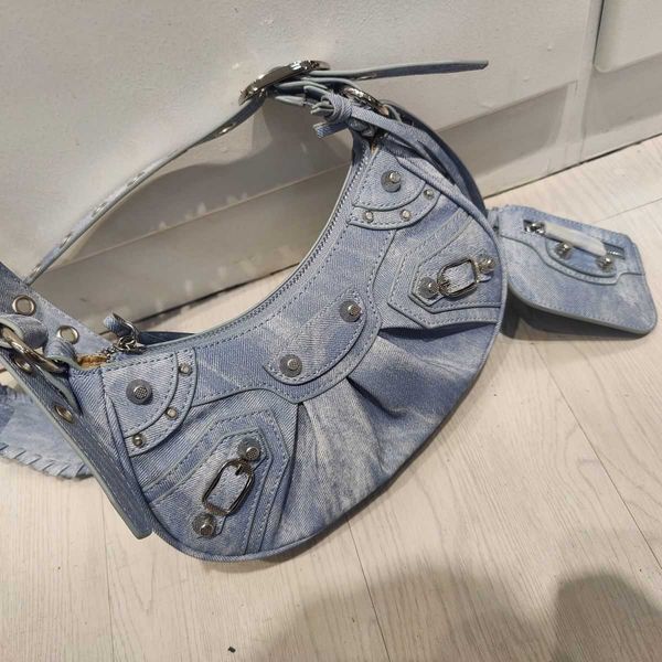 leather fashion lecagole balenicass biker bag soft motorcycle french small crowd cowboy women's one shoulder messenger 2022 new pure sa
leather fashion lecagole balenicass biker bag soft motorcycle french small crowd cowboy women's one shoulder messenger 2022 new pure sa