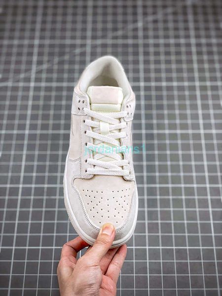 brand shoes designer duks low vest grey sneakers classic genuine suede leather upper rubber outsole trendy style us4-12, White;red
brand shoes designer duks low vest grey sneakers classic genuine suede leather upper rubber outsole trendy style us4-12, White;red