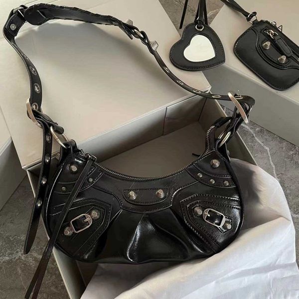 aher max classic balenicass leather lecagole motorcycle bag paris motorcycle le cagole crescent news dumplings handheld underarm rivet stree
aher max classic balenicass leather lecagole motorcycle bag paris motorcycle le cagole crescent news dumplings handheld underarm rivet stree