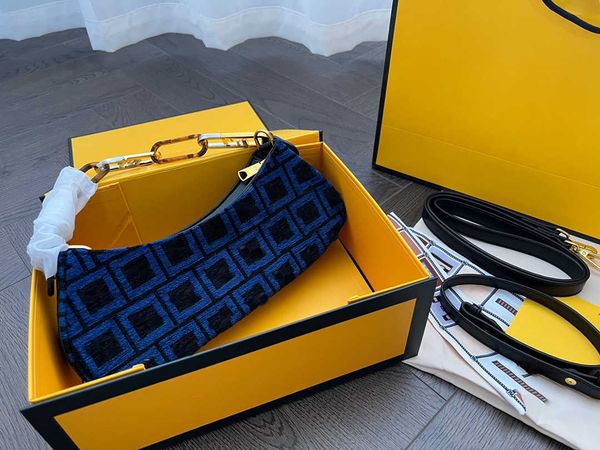 8a quality new women leather fashion waist bag gold chain bag cross body pure color classic womens handbag shoulder messenger bags
8a quality new women leather fashion waist bag gold chain bag cross body pure color classic womens handbag shoulder messenger bags