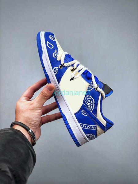 brand shoes low blue white pairsley snrks color running size 36-46, White;red
brand shoes low blue white pairsley snrks color running size 36-46, White;red