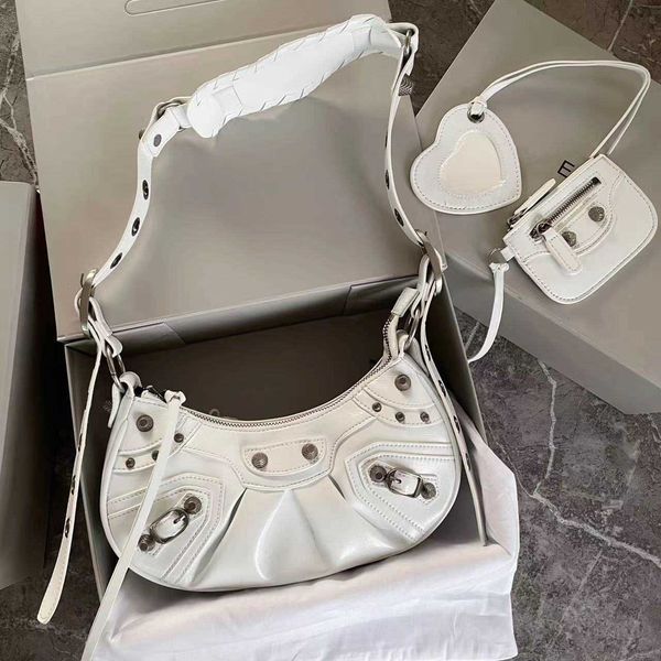 ble cagole classic balenicass leather lecagole motorcycle bag paris motorcycle le cagole crescent news dumplings handheld underarm rivet str
ble cagole classic balenicass leather lecagole motorcycle bag paris motorcycle le cagole crescent news dumplings handheld underarm rivet str