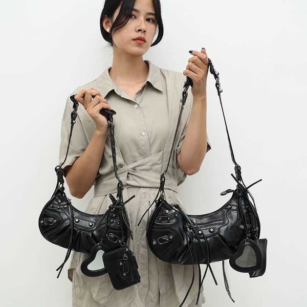 designer luxury womens bag balencigas handbag b-shaped paris single shoulder messenger fashion square gift shoulder oblique span versatile h
designer luxury womens bag balencigas handbag b-shaped paris single shoulder messenger fashion square gift shoulder oblique span versatile h