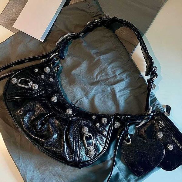 aher max fashion lecagole leather balenicass biker bag 2023 new high texture motorcycle three in one wrinkled crescent armpit single shoulde
aher max fashion lecagole leather balenicass biker bag 2023 new high texture motorcycle three in one wrinkled crescent armpit single shoulde