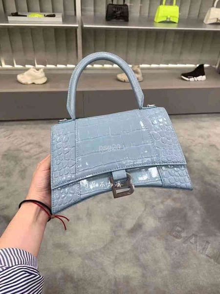 designer balencaigass handbags 21 crocodile embossed hourglass bag handbag single shoulder messenger bag women's bag
designer balencaigass handbags 21 crocodile embossed hourglass bag handbag single shoulder messenger bag women's bag