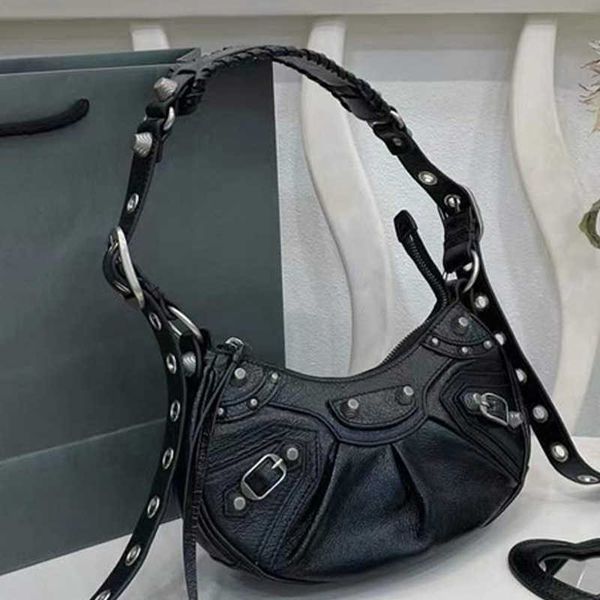 leather balenicass design biker bag crescent le cagole fold crescent three in one rivet locomotive oil wax underarm women's
leather balenicass design biker bag crescent le cagole fold crescent three in one rivet locomotive oil wax underarm women's