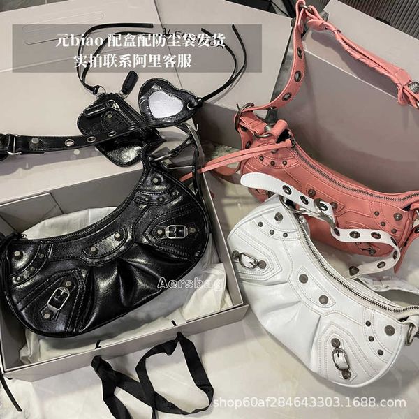 leather balenicass fashion biker bag lecagole autumn and winter 22 new women's motorcycle moon teeth underarm rivet tassel three in one
leather balenicass fashion biker bag lecagole autumn and winter 22 new women's motorcycle moon teeth underarm rivet tassel three in one