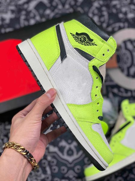 designer shoes 1 high og volt basketball black sail cracked leather sneakers athletic sports
designer shoes 1 high og volt basketball black sail cracked leather sneakers athletic sports