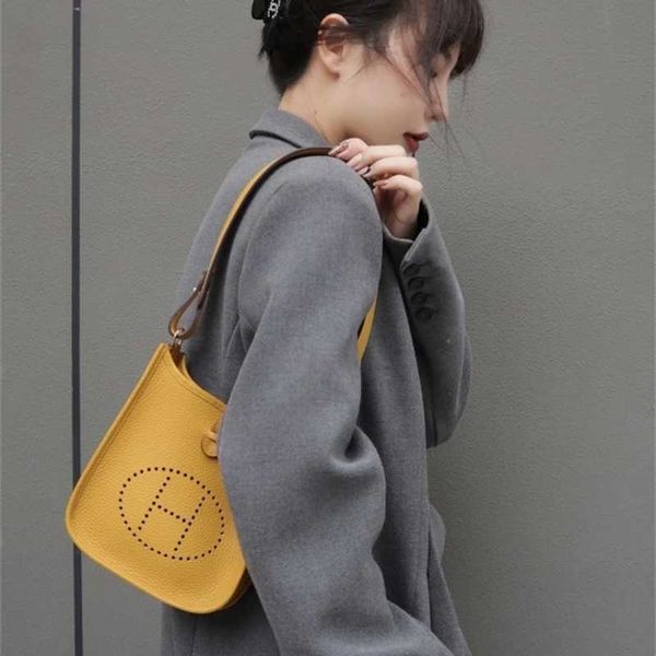 designer bags herms evelyn 2023 head layer cow leather h family evelyn bag bucket hand bag messenger bag mobile phone bag versatile fashion
designer bags herms evelyn 2023 head layer cow leather h family evelyn bag bucket hand bag messenger bag mobile phone bag versatile fashion