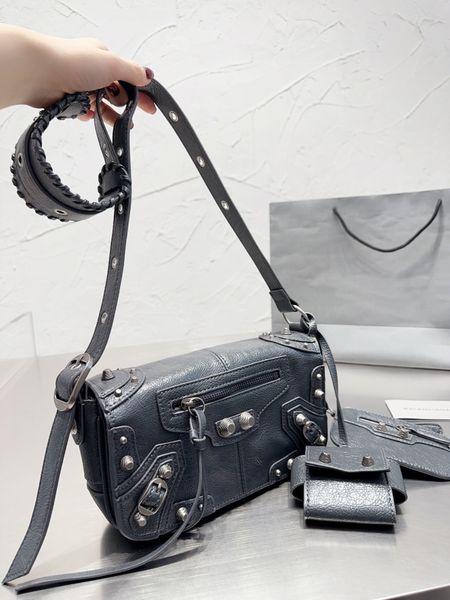 2022 motorcycle shoulder bags women flip le cagole luxury designers genuine leather crossbody clutch wallet purse pochette retro rivet eveni
2022 motorcycle shoulder bags women flip le cagole luxury designers genuine leather crossbody clutch wallet purse pochette retro rivet eveni