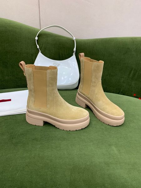 2023 women designer boots martin desert boot flamingos love arrow leather medal coarse non-slip winter shoes size 35 to 40 -m0016, Black
2023 women designer boots martin desert boot flamingos love arrow leather medal coarse non-slip winter shoes size 35 to 40 -m0016, Black