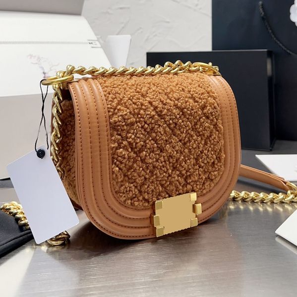 22f/w french lamb wool saddle designer boy bags womens calfskin trim quilted gold metal hardware chain shoulder strap crossbody luxurious ha
22f/w french lamb wool saddle designer boy bags womens calfskin trim quilted gold metal hardware chain shoulder strap crossbody luxurious ha