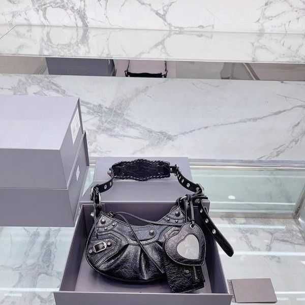 designer luxury womens bag balencigas handbag b-shaped paris single shoulder messenger fashion square gift shoulder oblique span versatile h
designer luxury womens bag balencigas handbag b-shaped paris single shoulder messenger fashion square gift shoulder oblique span versatile h