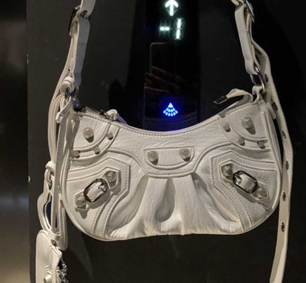 aher max classic balenicass leather lecagole motorcycle bag new autumn and winter single shoulder messenger rivet crescent fashion hand nich
aher max classic balenicass leather lecagole motorcycle bag new autumn and winter single shoulder messenger rivet crescent fashion hand nich