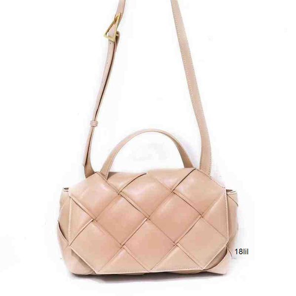 designer handbags ins venetas 21 bottegass flip diamond lattice large capacity woven pillow single shoulder portable messenger womens bag wa
designer handbags ins venetas 21 bottegass flip diamond lattice large capacity woven pillow single shoulder portable messenger womens bag wa