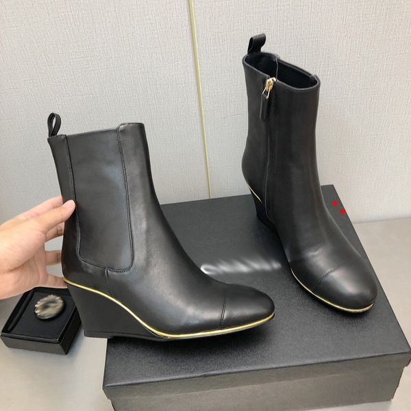 2023 women designer boots martin desert boot flamingos love arrow leather medal coarse non-slip winter shoes size 35 to 40 -m0050, Black
2023 women designer boots martin desert boot flamingos love arrow leather medal coarse non-slip winter shoes size 35 to 40 -m0050, Black