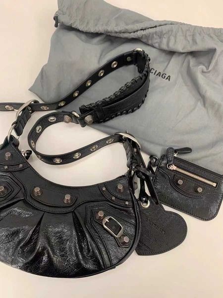 balenicass design leather biker bag 2022 new motorcycle leather crescent spicy girl
balenicass design leather biker bag 2022 new motorcycle leather crescent spicy girl