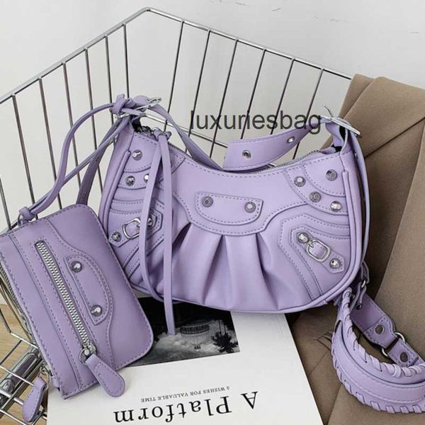 leather classic balenicass lecagole motorcycle bag underarm women's 2022 solid color pleated one shoulder messenger 
leather classic balenicass lecagole motorcycle bag underarm women's 2022 solid color pleated one shoulder messenger