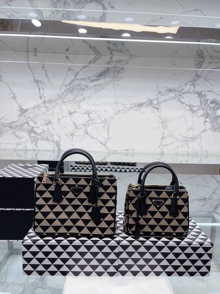 2 sizes of handbag fashion shopping bags luxury designer single shoulder bag two color stitching women tote crossbody purse large capacity c
2 sizes of handbag fashion shopping bags luxury designer single shoulder bag two color stitching women tote crossbody purse large capacity c