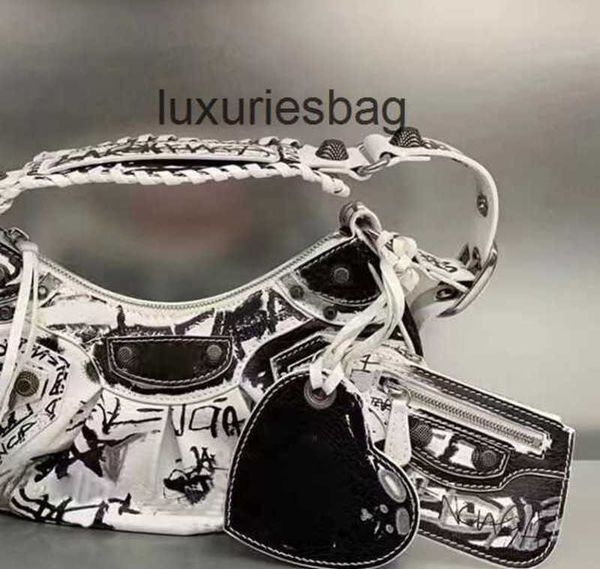aher max design leather balenicass biker bag girl 2023 new fashion graffiti motorcycle rivet bright lacquer print underarm single shoulder o
aher max design leather balenicass biker bag girl 2023 new fashion graffiti motorcycle rivet bright lacquer print underarm single shoulder o