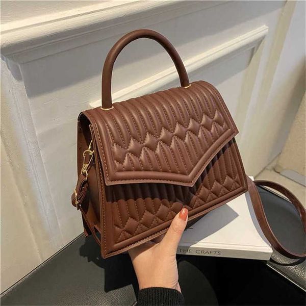 autumn and winter new rhombic lattice embroidered thread small square bag style portable messenger women's bag leisure
autumn and winter new rhombic lattice embroidered thread small square bag style portable messenger women's bag leisure